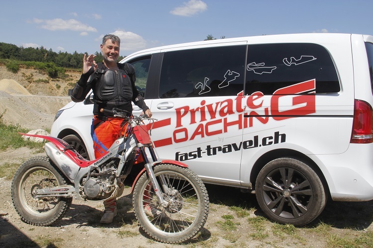 Für einmal nicht Topspeed und Knie am Boden: Rennstrecken-Coach Peter Spörri trainierte mit dem Trialmotorrad