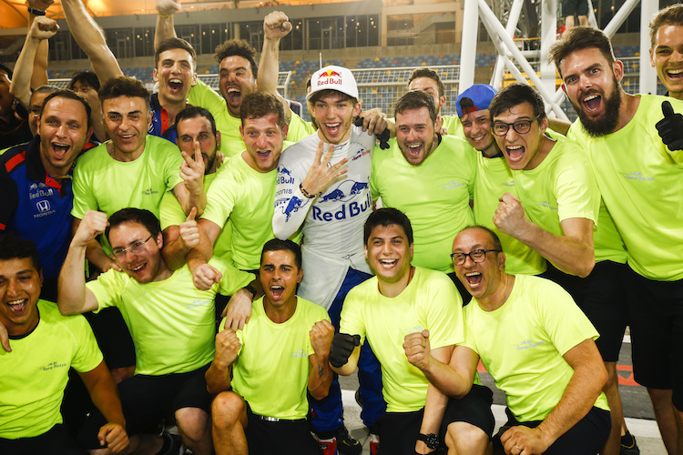 Pierre Gasly und die Toro-Rosso-Jungs in Bahrain