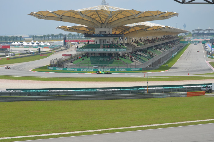 Die einzigartige Doppel-Gerade von Sepang, samt Tribünendach in Hibiskus-Form