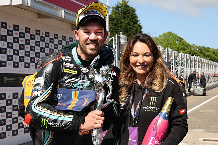 FHO-Racing-Pilot Peter Hickman nach dem Sieg in der Senior-TT mit Teambesitzerin Faye Ho