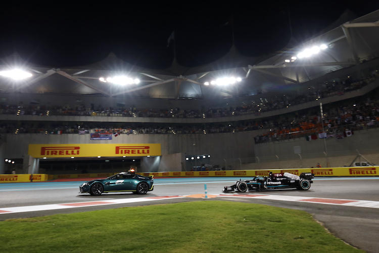 Lewis Hamilton hinter dem Safety-Car