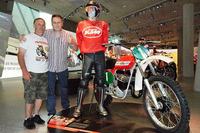 Vladimir Kavinov vor seiner Werks-KTM aus den 1970er Jahren in der Motohall