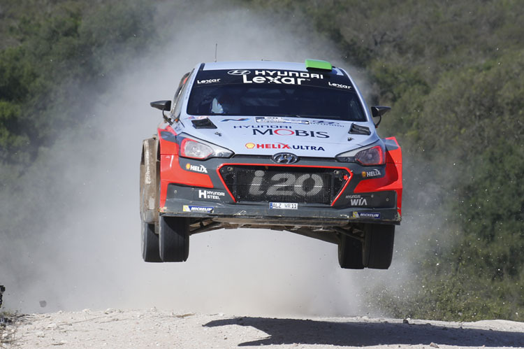 Kiwis können doch fliegen – der Neuseeländer Hayden Paddon (Hyundai) auf dem Weg zum Sieg in Argentinien