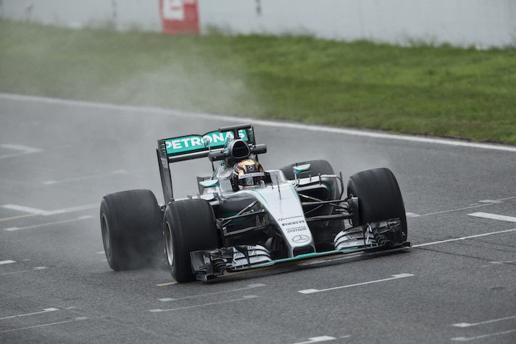 Pascal Wehrlein bei einem Regenreifentest 2016 in Barcelona