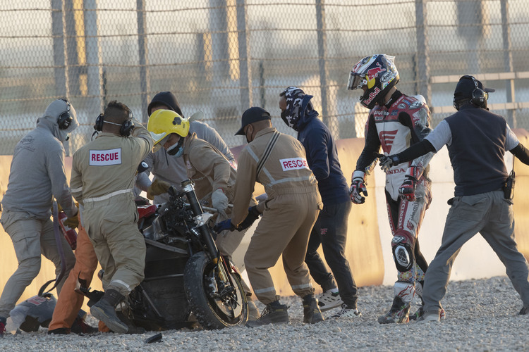 Wie viele andere Fahrerkollegen auch, stürzte Takaaki Nakagami in Kurve 2