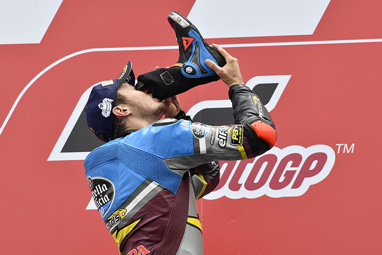 Jack Miller trank den Sieger-Cava nach dem Sieg in Assen aus seinem Stiefel