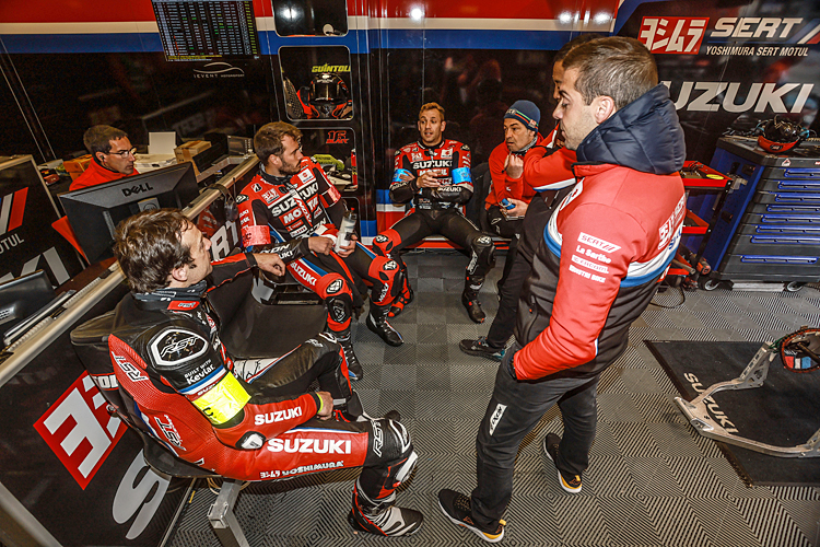 Das Team Yoshimura SERT Motul bei der Besprechung ihrer Taktik für den Auftakt der Endurance-WM