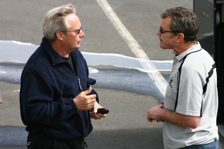 Kevin Magee (rechts) im Gespräch mit Ex-Rennfahrer Warren Willing, der inzwischen verstorben ist