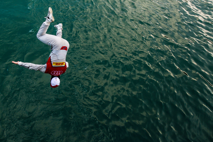 Lucas di Grassi springt in den Zürichsee