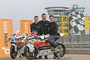Präsentation in der Sachsenring-Boxengasse: Neuzugang Efren Vazquez, RTG-Teamchef Dirk Heidolf und John McPhee