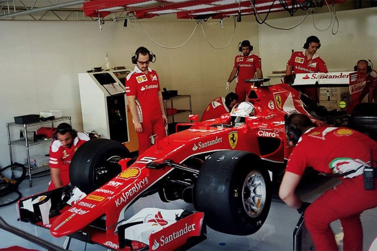 Sebastian Vettel bei Tests mit Pirelli