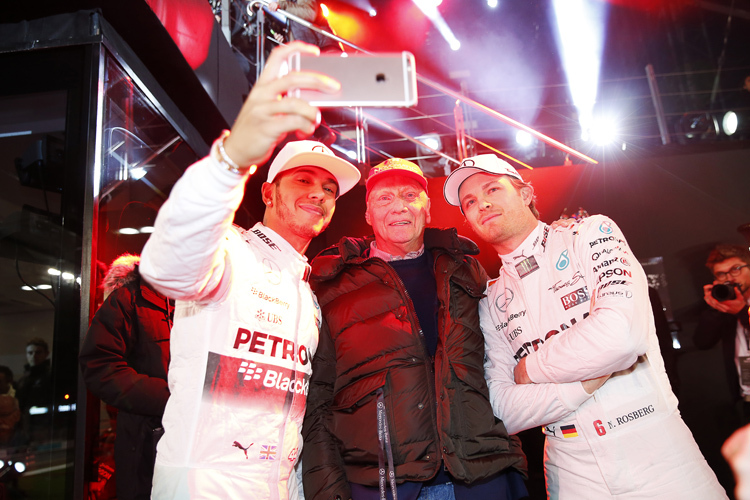 Selfie mit Niki Lauda: Lewis Hamilton und Nico Rosberg