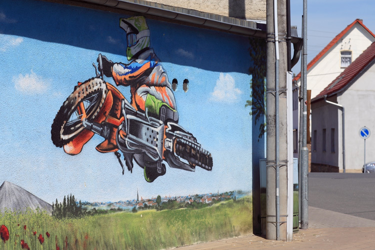 'Street Art' im Ortszentrum von Teutschenthal - Motorsport liegt in den Genen der Gemeinde