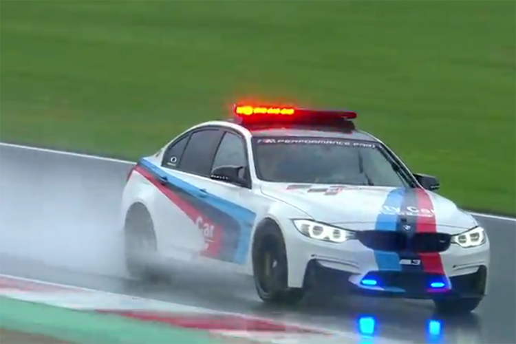 Loris Capirossi testete die Bedingungen mit dem Safety Car