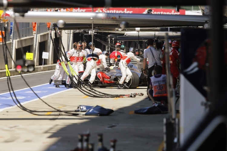 Sergio Perez wird zurück in die Garage gerollt