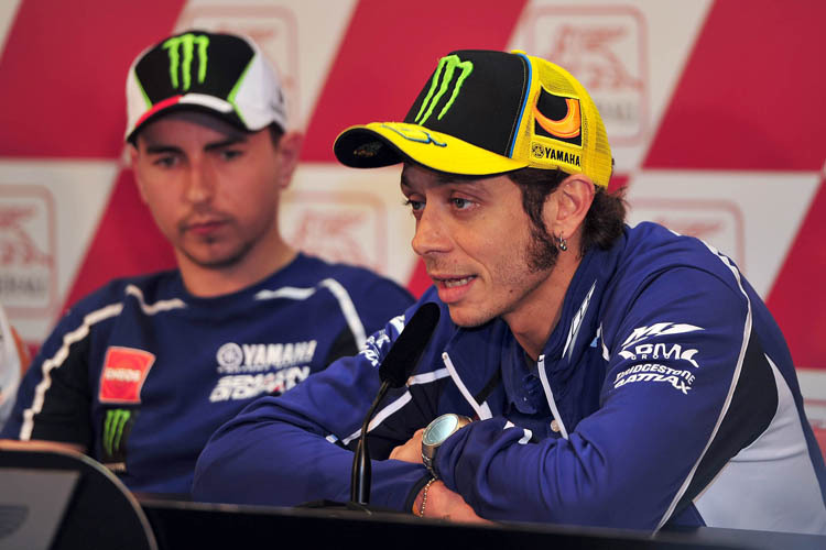Die Yamaha-Werksfahrer Valentino Rossi (li.) und Jorge Lorenzo: Der Italiener will helfen, wenn es möglich ist