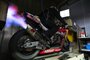 Flammen kommen aus dem Auspuff einer Serien-Honda normalerweise nicht