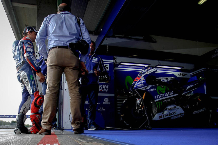 Jorge Lorenzo vor seiner Yamaha-Box