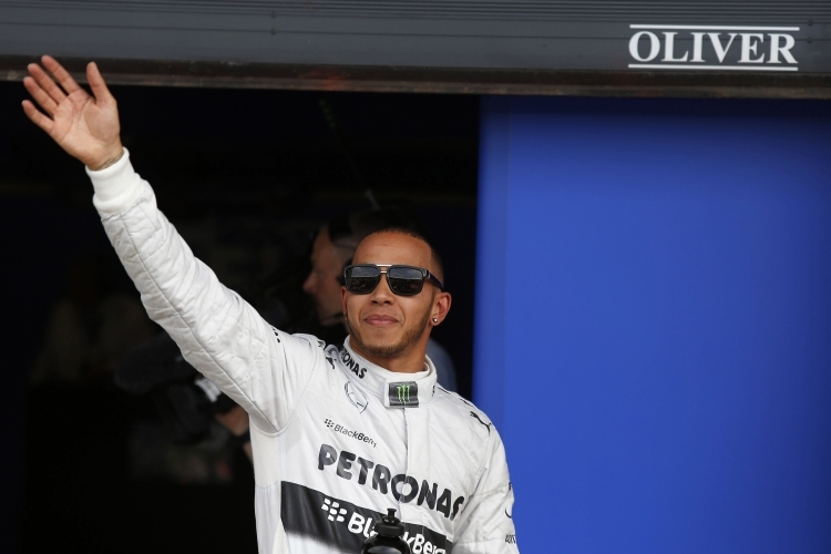 Lewis Hamilton teilt seinen Erfolg mit den Fans und seinem Team