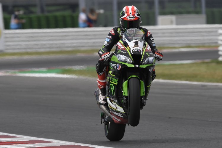 Jonathan Rea fuhr mit einem Wheelie über den Zielstrich