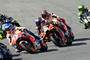 Brad Binder (33) im Repsol-Honda-Sandwich zwischen Márquez (73) und Bradl