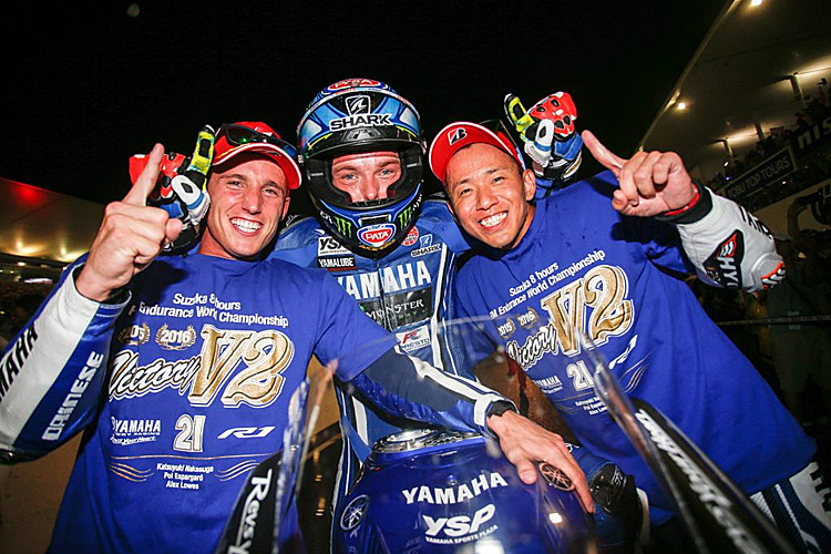 Alex Lowes (li. Pol Espargaro, re. Katsuyuki Nakasuga) hatte im Vorjahr die Ehre beim Sieg die Yamaha über Ziellinie fahren zu dürfen