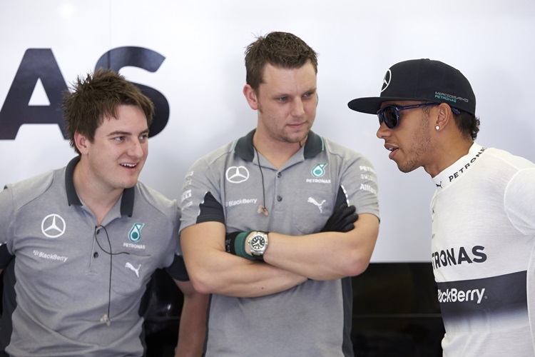 Lewis Hamilton im Gespräch mit seinen Mechanikern