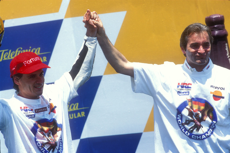 1999 beim Brasilien-GP: Alex Crivillé feiert den Titel mit Crew-Chief Gilles Bigot