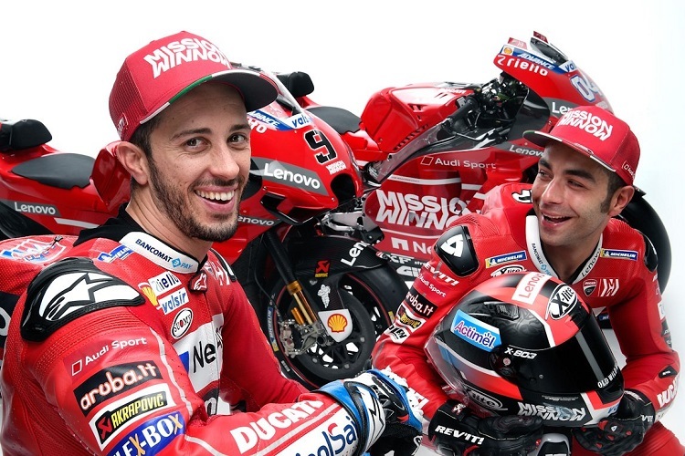 Andrea Dovizioso und Danilo Petrucci zeigen das Aruba-Logo