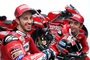 Andrea Dovizioso und Danilo Petrucci zeigen das Aruba-Logo