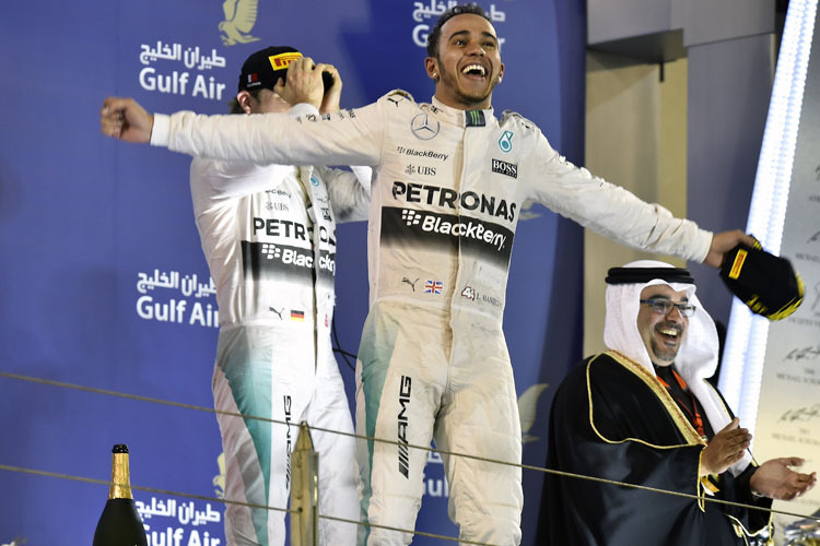 Lewis Hamilton hat allen Grund zur Freude - auf und neben der Strecke