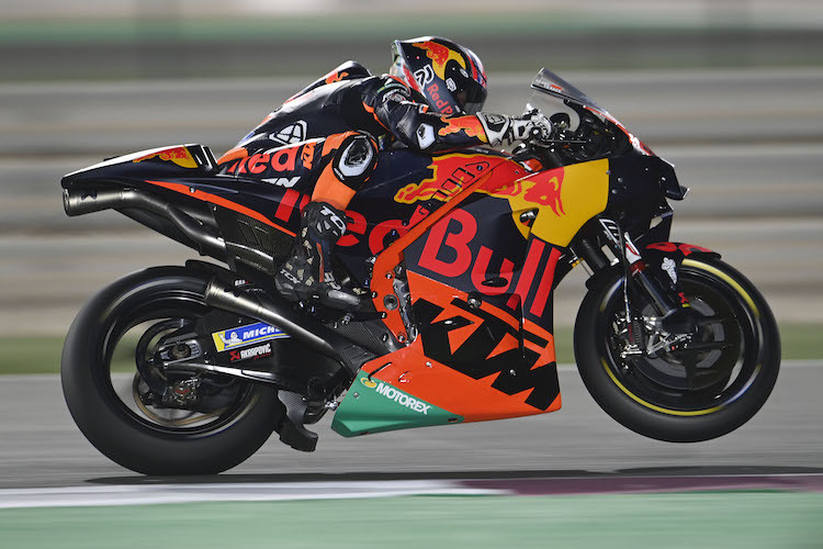 KTM-Werkspilot Brad Binder mit Wheelie beim Katar-Test.