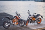 Zwei KTM Duke 390