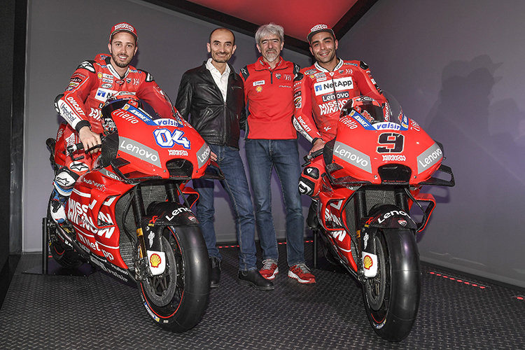 Andrea Dovizioso, Ducati-CEO Claudio Domenicali, Rennchef Gigi Dall’Igna und Danilo Petrucci (v.l.)