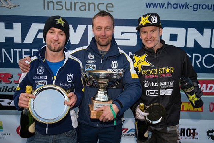 Max Nagl, Husqvarna-Teamchef Antti Pyrhonen und Max Anstie in England