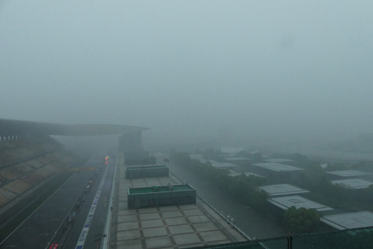 Strömender Regen über dem Shanghai International Circuit