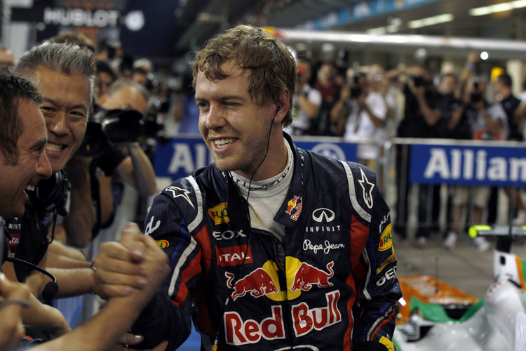 Vettel freut sich über seine Pole.