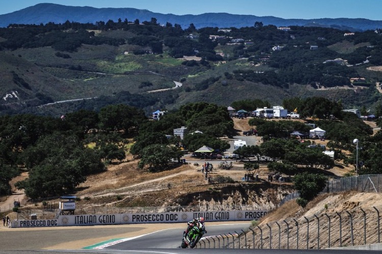 Die Rennstrecke in Laguna Seca ist in eine hügelige Landschaft gebettet