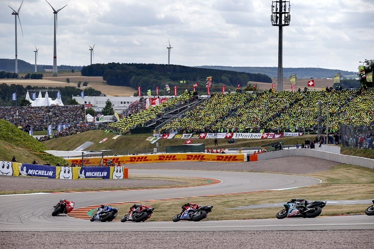 Tausende Fans beobachten die MotoGP-Asse auf dem Sachsenring