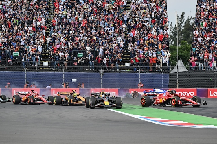 Erste Kurve in Mexiko: Sainz rechts neben der Bahn, dann Verstappen, Norris und Leclerc, hinten fliegt Tsunoda raus