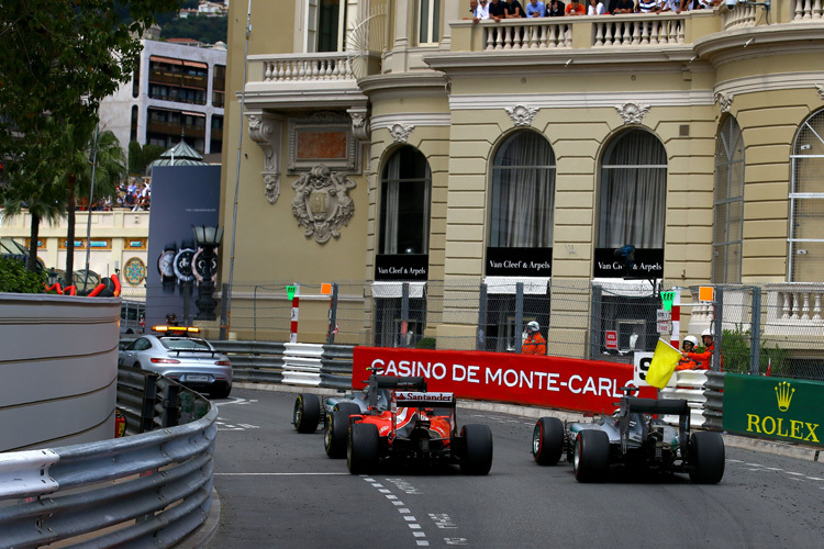 Sebastian Vettel neben Lewis Hamilton hinter Nico Rosberg und dem Safety-Car
