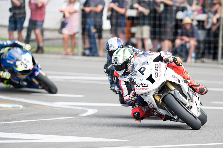 Peter Hickman (BMW) auf dem Cemetery Circuit in Wanganui