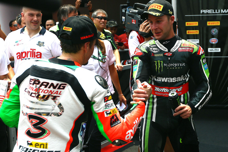 Max Biaggi (li.) gratuliert Jonathan Rea