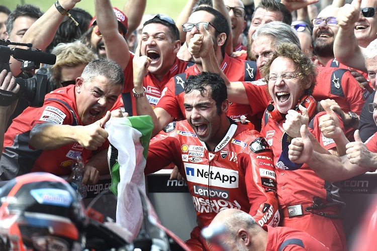 Die Ducati-Mannschaft feierte den Sieg von Petrucci ausgelassen