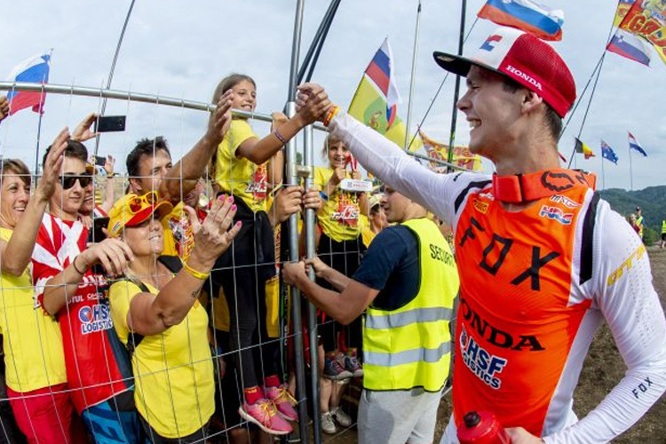 Die slowenischen Fans wollen den WM-Sieg von Tim Gajser in Imola feiern