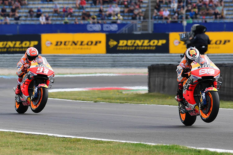 FP1 in Assen: Lorenzo vor seinem Teamkollegen Marc Márquez