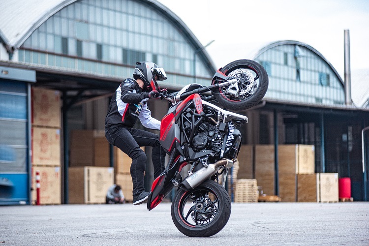 Statt Inserate in Motorradzeitschriften zu buchen unterhält MV Agusta eine Freestyle Division mit dem Stuntfahrer Thibaut Nogues 