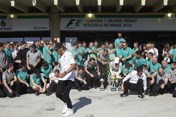 Mercedes feiert mit Lewis Hamilton und Nico Rosberg