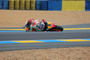 Kurve 1: Marc Márquez rutscht aus...