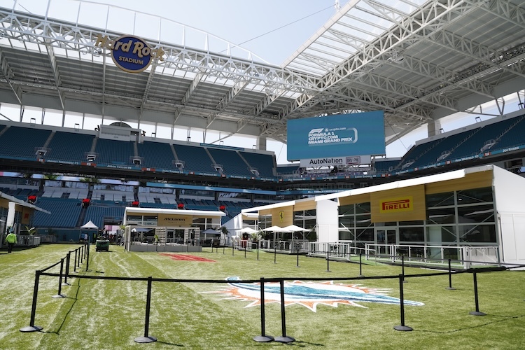 Die Team-Häuschen im Hard Rock Stadium